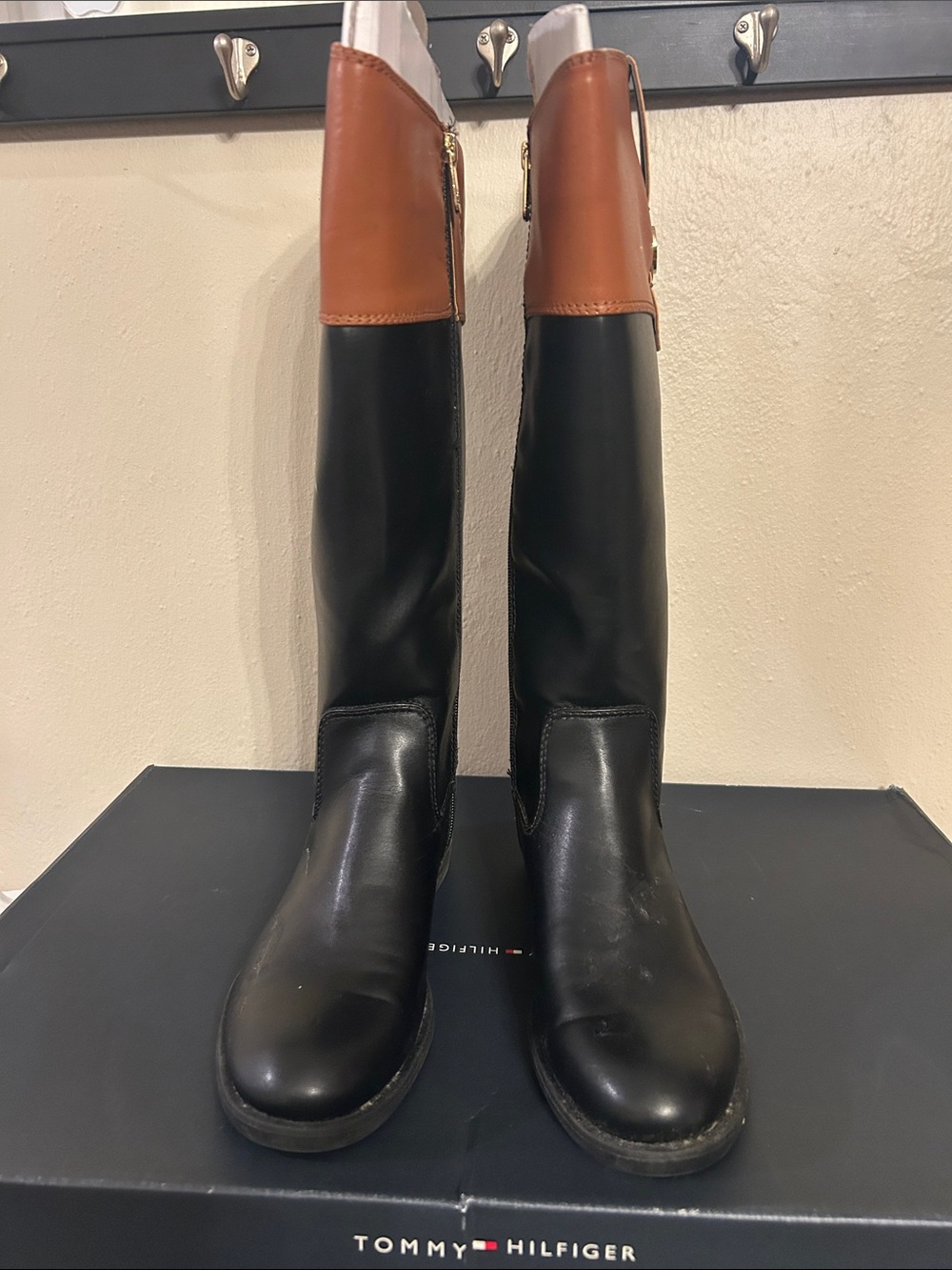 Tommy Hilfiger Women’s Shano with Black/Tan